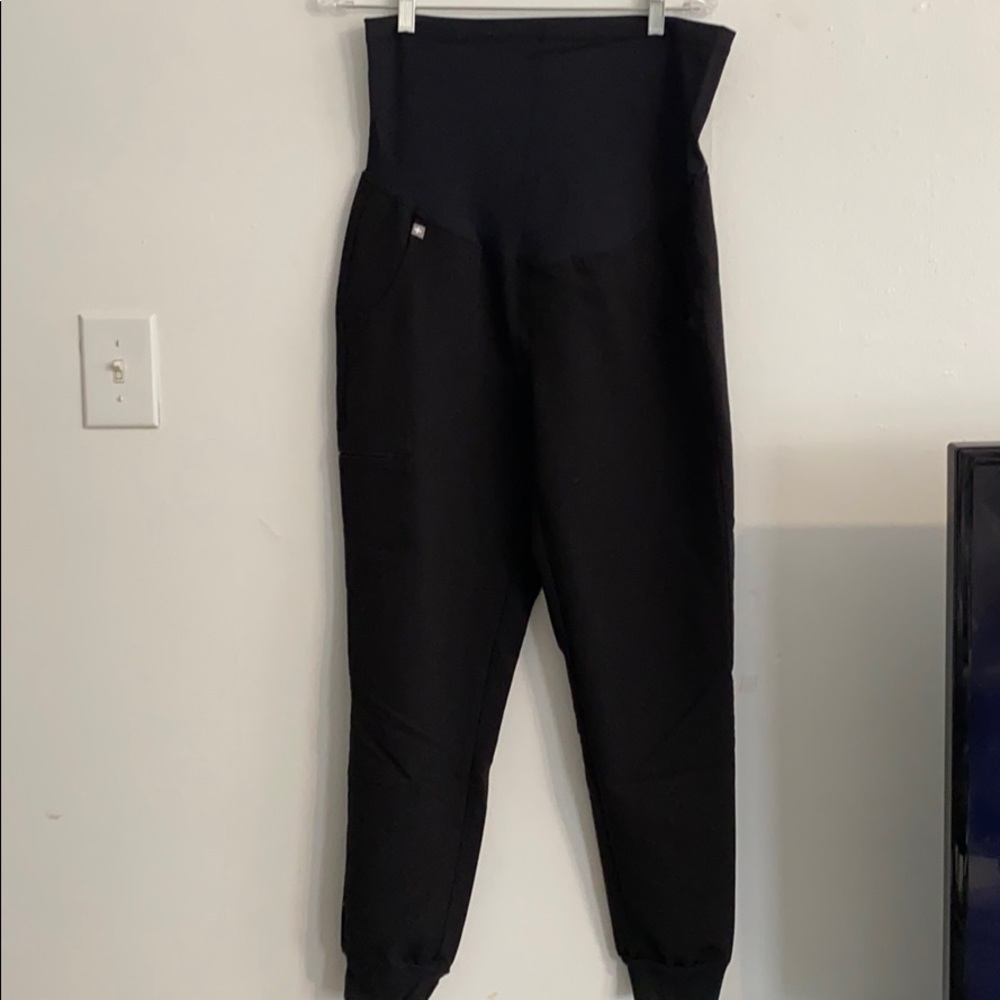 Maternity figs jogger scrubs size M